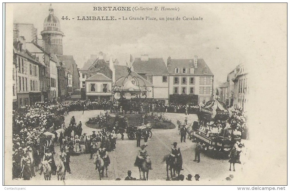 LAMBALLE  ( 22 )   - La Grande Place , Un Jour De Cavalcade - Lamballe