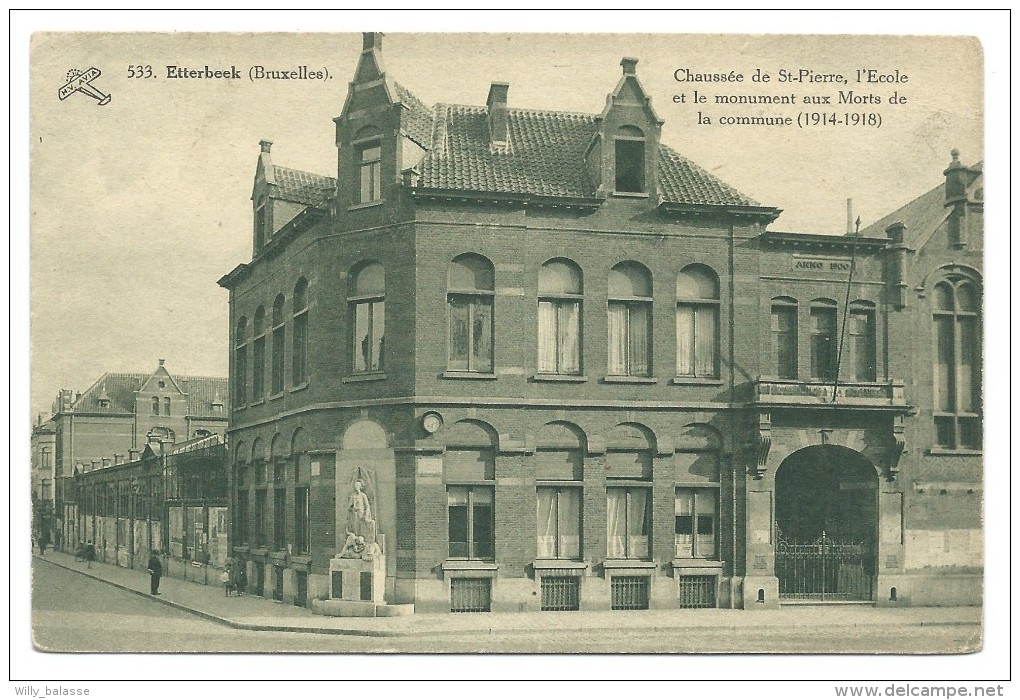 CPA - Bruxelles - ETTERBEEK - Chaussée De St Pierre - Ecole Et Monument Aux Morts De La Commune  // - Etterbeek