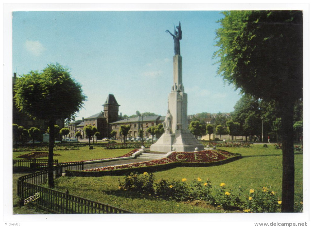 SARREGUEMINES -1985-Le Monument Aux Morts Et La Gare ,cpm N°7082 éd Europ - Sarreguemines