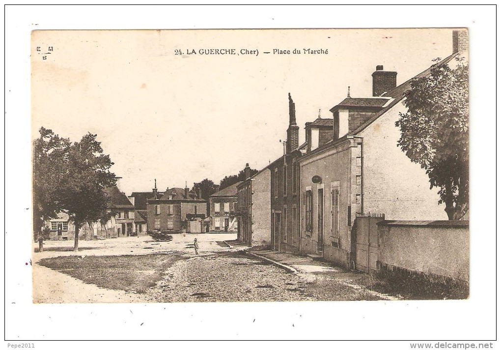 CPA : 18 - LA GUERCHE SUR L'AUBOIS  : Place Du Marché : Maisons - Place - Vue Peu Commune - La Guerche Sur L'Aubois