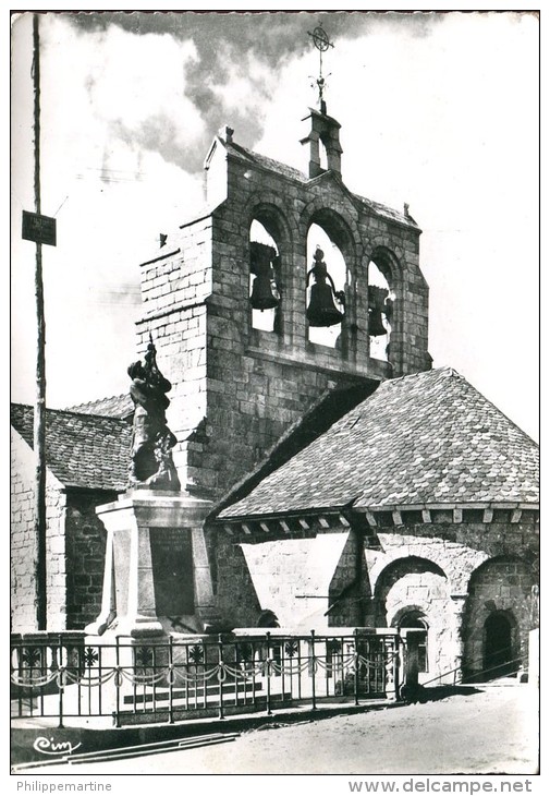 48 - St Alban Sur Limagnole : Monument Aux Morts Et Le Clocher - Saint Alban Sur Limagnole