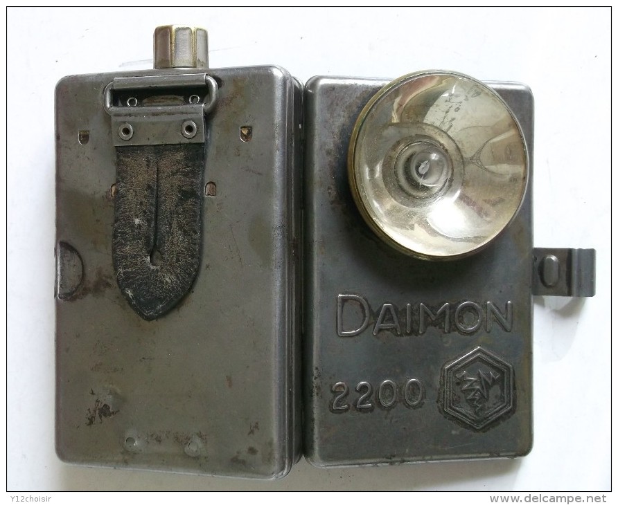 ANCIENNE LAMPE DE POCHE ALLEMANDE DAIMON 2200 AVEC SA PATTE D ACCROCHAGE EN CUIR . NOM GRAVE " DELBERT " MILITAIRE - Equipaggiamento