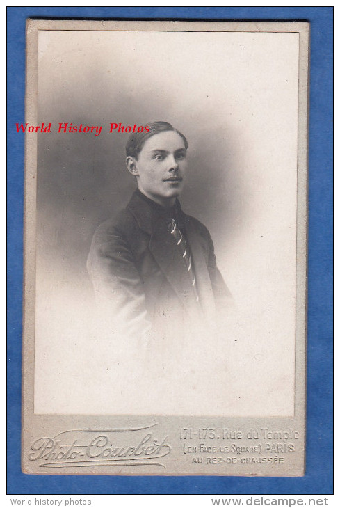 Photo Ancienne CDV Vers 1900 - PARIS - Jeune Homme Young Man Costume Cravate Mode - Photographie Courbet Rue Du Temple - Anciennes (Av. 1900)