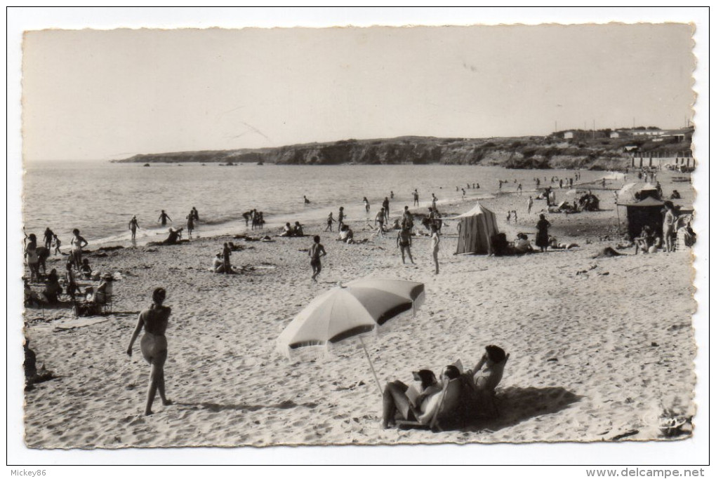 BRETIGNOLLES SUR MER---La Plage (très Animée),cpsm 14 X 9 N° 6930  éd  Combier--pas Très Courante - Bretignolles Sur Mer