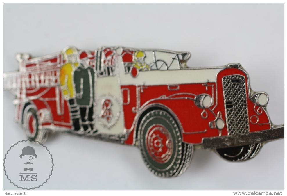 Old Fireman/ Firefighter Firetruck - Fire Engine - Ward LaFrance 1954 - Pin Badge #PLS - Bomberos