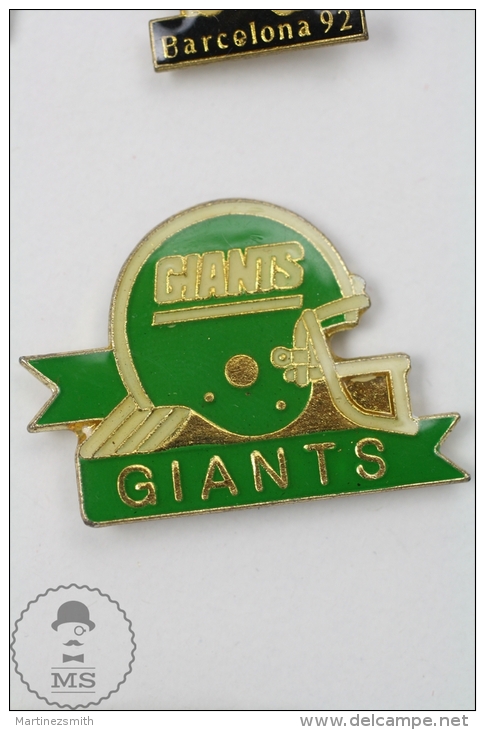 American Football Team Helmet Logo: NY Giants - Pin Badge #PLS - Fútbol