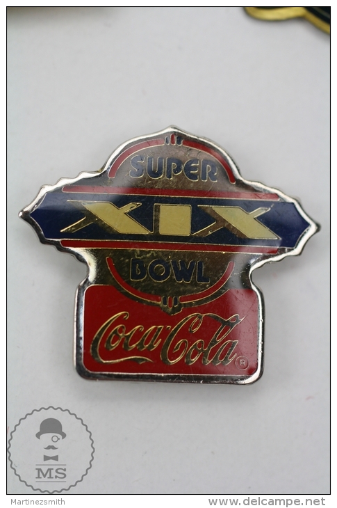 Super XIX Bowl Coca Cola Advertising Pin Badge #PLS - Voetbal