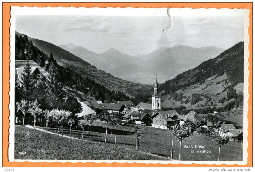 FRS-17 Val D'Illiez Et La Vallée.  Circulé En 1950. Petite Fente Au Sommet De La Carte (sur Le Clocher) - Val-d'Illiez 