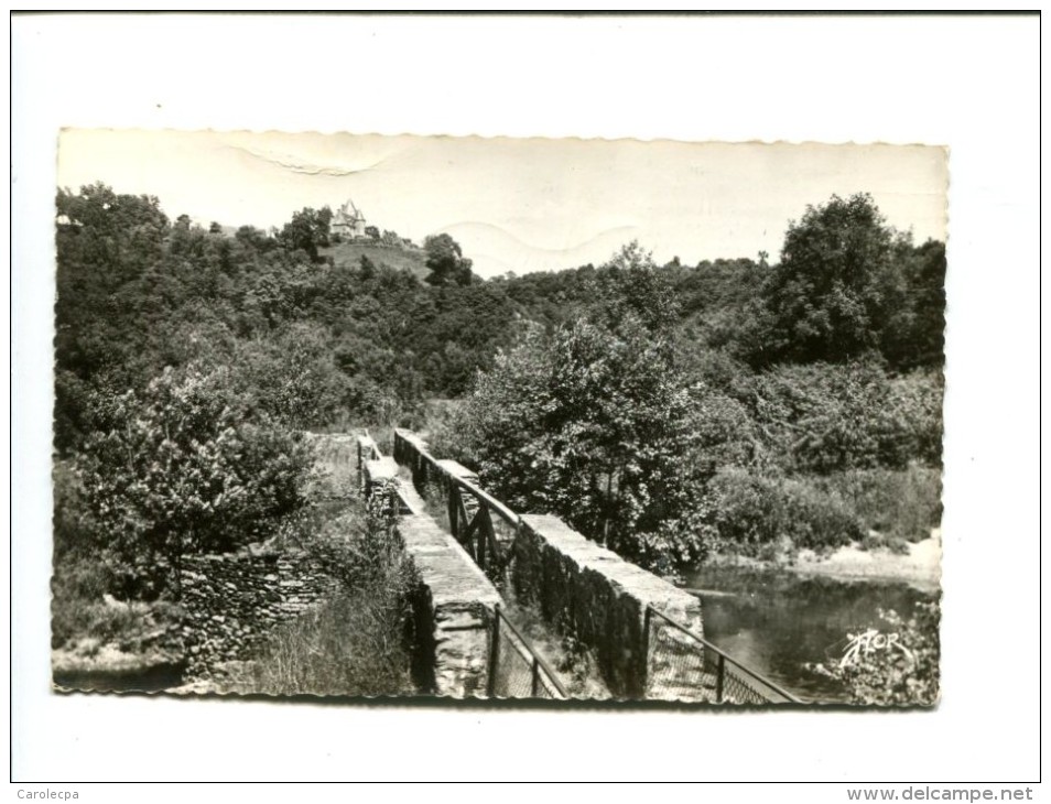 CP - LE PUY GUILLON (23) VIEUX PONT ROMAIN AU LOIN LE CHATEAU DU PUY GUILLON - Autres & Non Classés