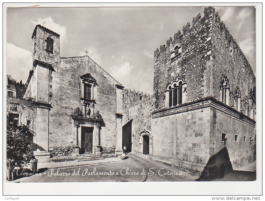 ^ TAORMINA PALAZZO DEL PARLAMENTO E CHIESA SANTA CATERINA VESPA LAMBRETTA 245 - Messina