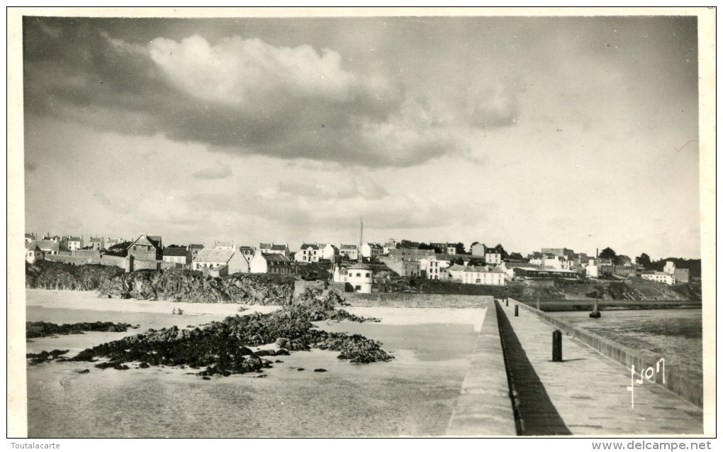 CPSM 29 AUDIERNE LA DIGUE ET LA PLAGE 1948 - Audierne