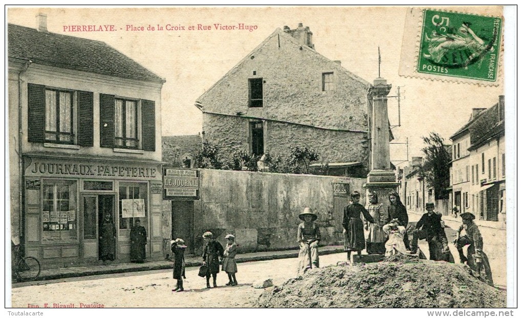 CPA 95 PIERRELAYE PLACE DE LA CROIX ET RUE VICTOR HUGO 1914 - Pierrelaye