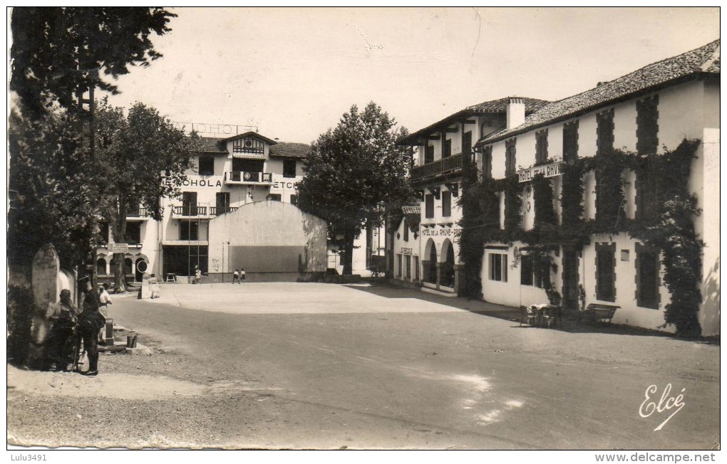 CPSM - ASCAIN (64) - Le Fronton De Pelote Basque à Côté De L'Hôtel De La Rhune - Ascain