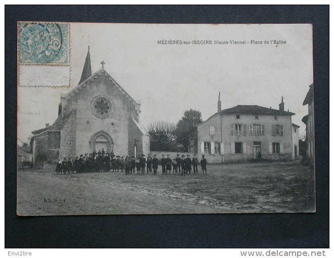 Ref3926 JU CPA Animée De Mézières Sur Issoire (Limousin) - Place De L'église - Groupe D'enfants Et D'adultes 1906 - Meziere Sur Issoire