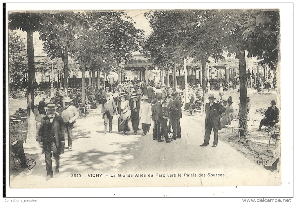 Cp, 03, Vichy, La Grande Allée Du Parc Vers Le Palais Des Sources - Vichy