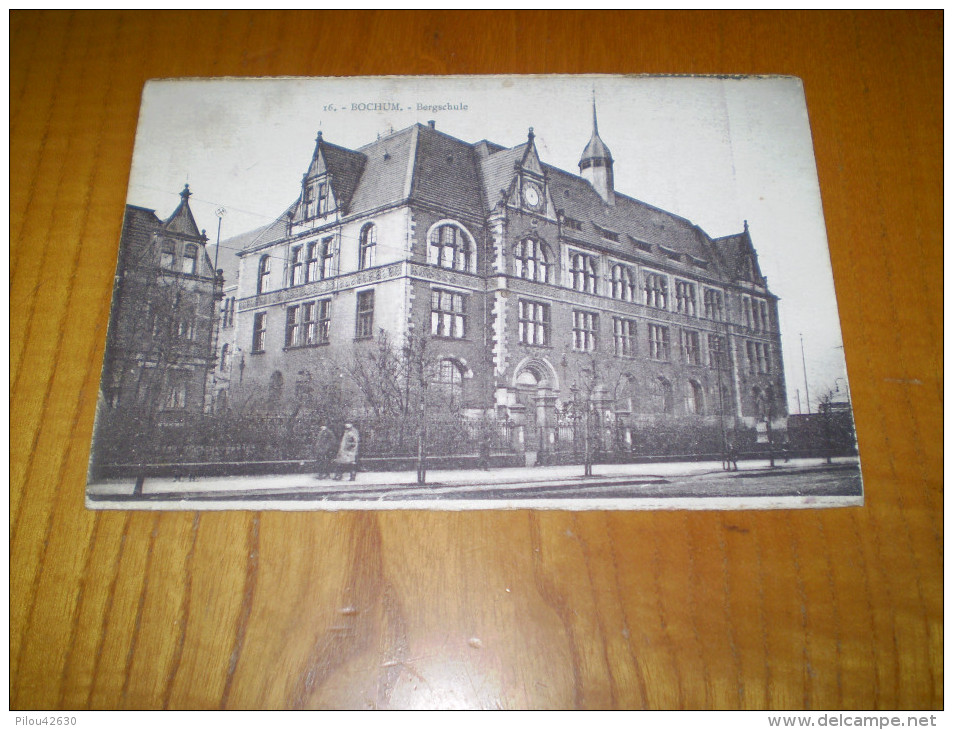 Personnes Devant Bergschule à Bochum ; Allemagne - Bochum