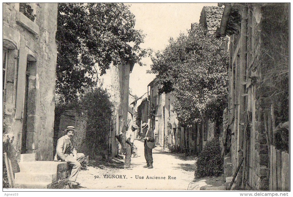 VIGNORY   Une Ancienne Rue - Vignory
