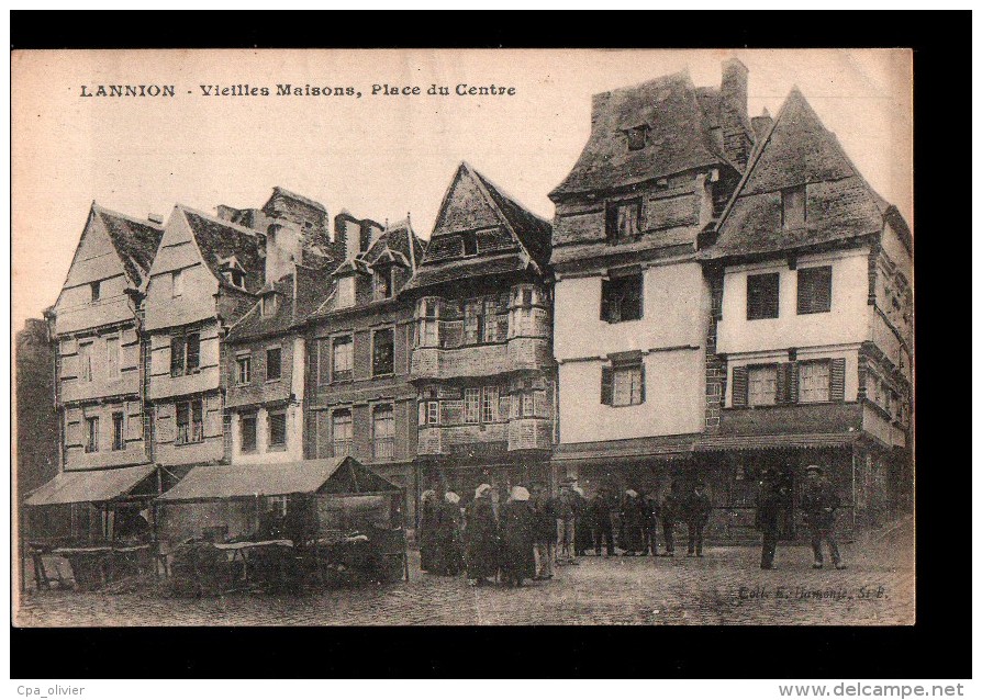 22 LANNION Place Du Centre, Vieilles Maisons, Animée, Ed Hamonic, 1923 - Lannion