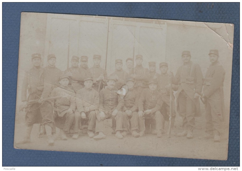 MILITARIA - CARTE PHOTO D´UN GROUPE DE MILITAIRES DU 152e RI ECRITE DE JORQUENAY VERS 1914 - Uniformi