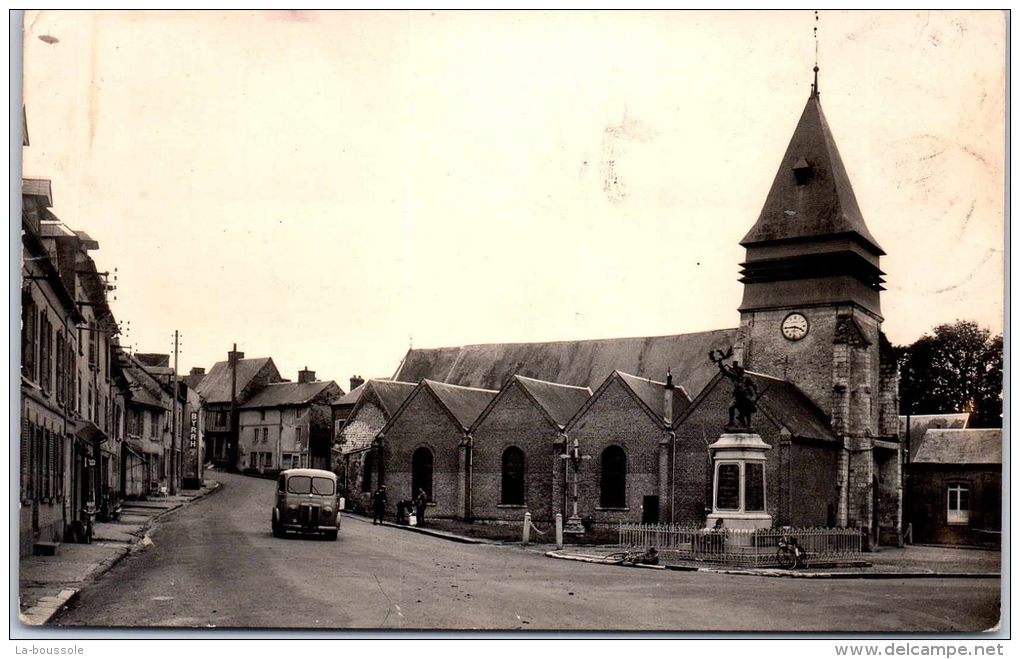 60 SONGEONS - Place De L'église - Songeons