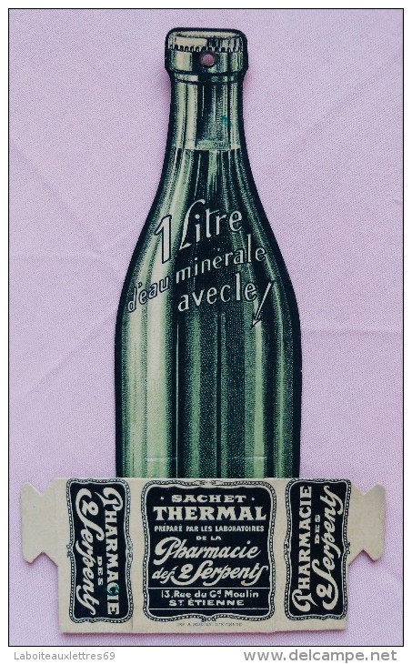 PUB. SACHET THERMAL PHARMACIE DES 2 SERPENTS ST ETIENNE EN FORME DE BOUTEILLE - Reclame