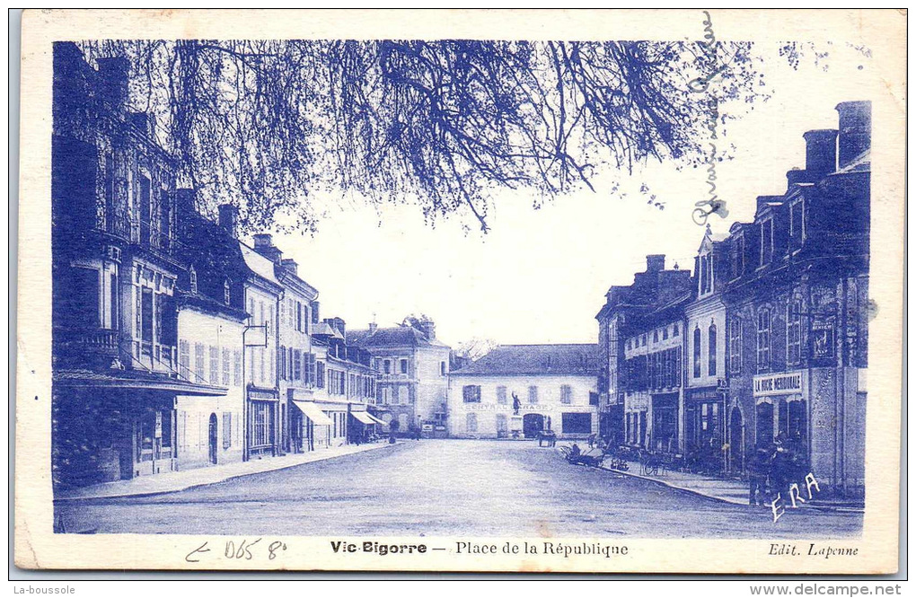 65 VIC BIGORRE -Place De La République - Vic Sur Bigorre