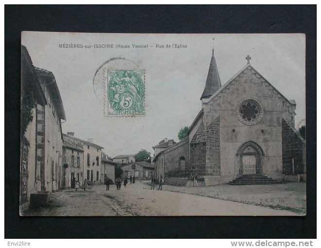 Ref3953 JU CPA Animée De Mézière Sur Issoire (Limousin) - Rue De L'église - Café JSD 110 - Meziere Sur Issoire