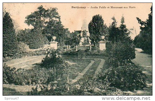 CPA PARTHENAY - JARDIN PUBLIC ET MONUMENT AUX MORTS - Parthenay