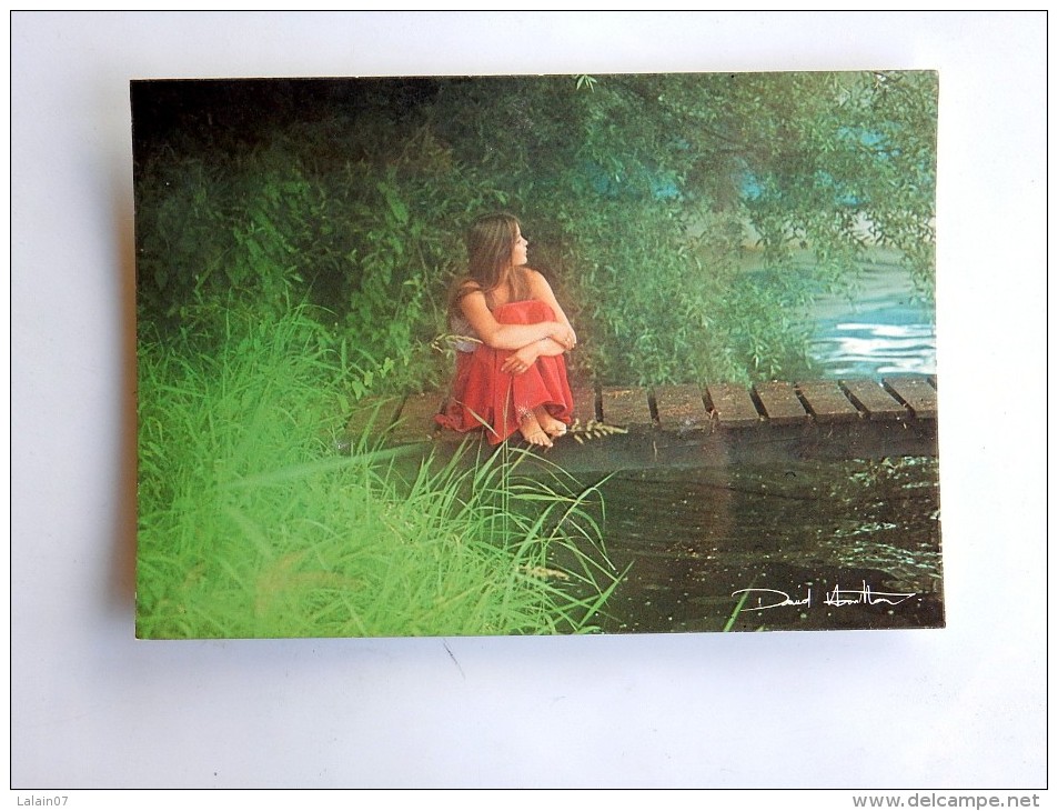 Carte Postale Ancienne : DAVID HAMILTON : Jeune Fille En Robe Rouge Assise Sur Une Passerelle - Hamilton