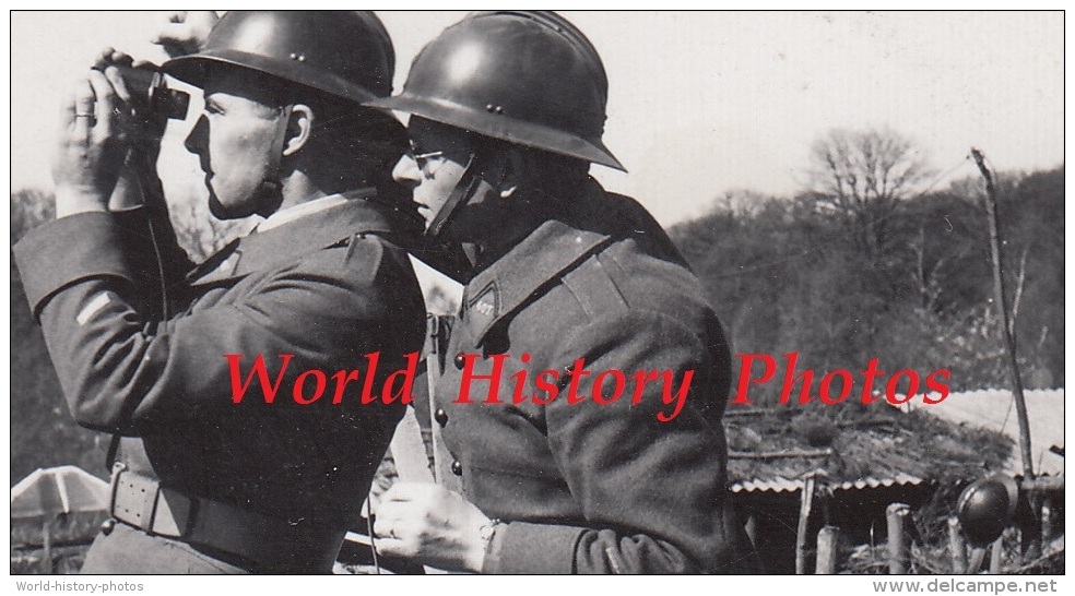 Photo Ancienne - Dans Un Secteur Français - 2 Militaires Regardent Aux Jumelles - 407e Régiment Voir Uniforme Casque WW2 - Guerre, Militaire