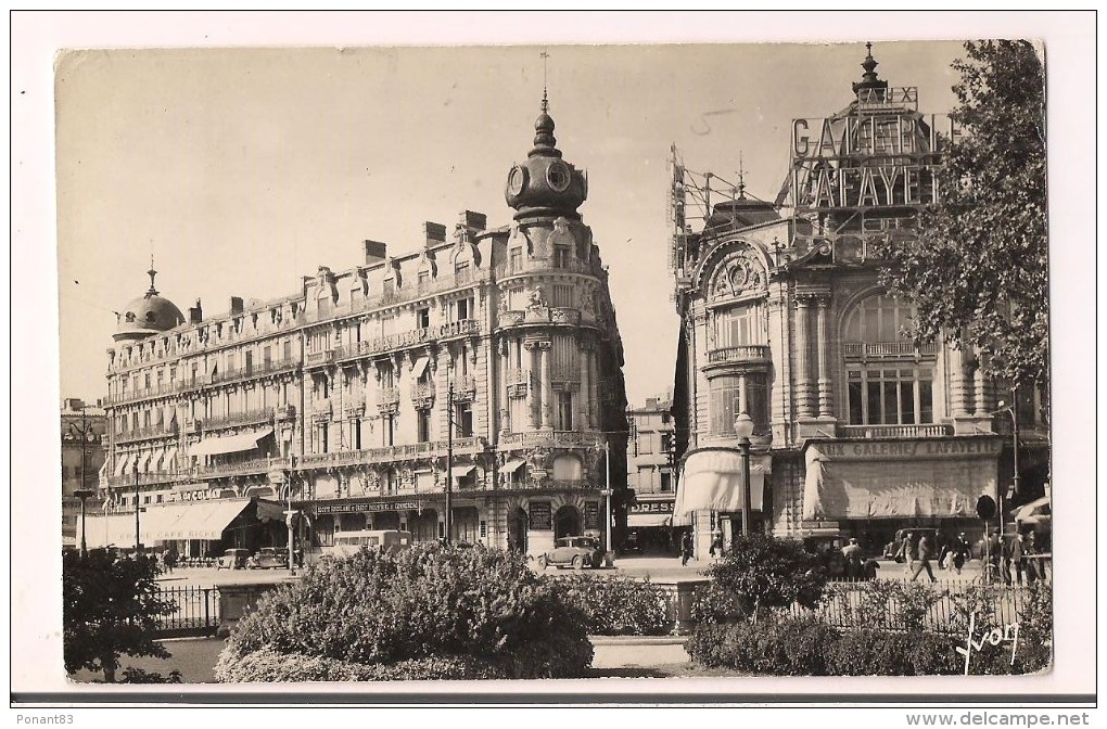 - 34 - MONTPELLIER: Place De La Comédie: Grand Café Riche, La Dépêche, Galeries Lafayette, Voitures ...1950 - - Montpellier