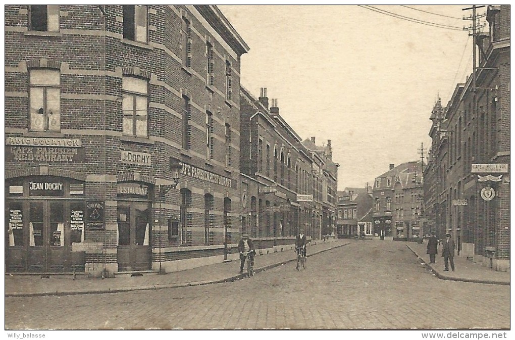 CPA - LEUZE - Rue Albert 1er - Cafés   // - Eghezee