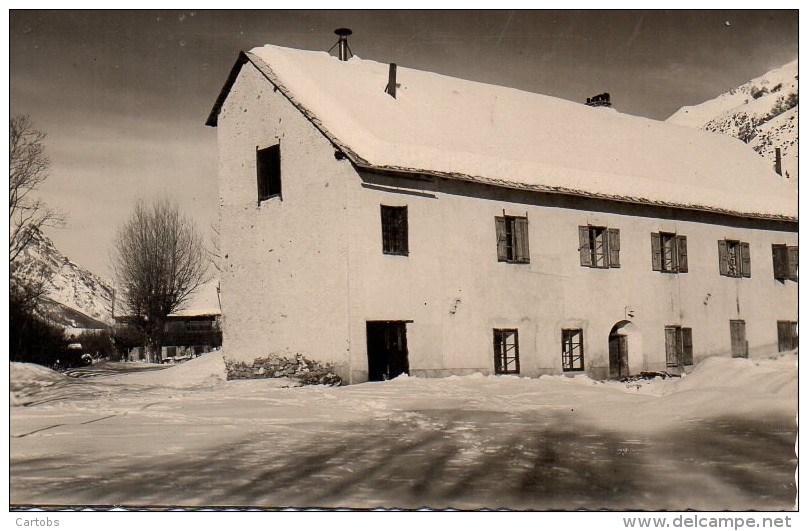 04 VILLENEUVE-LA-SALLE   Les Chapeaux , Centre De L'U.N.C.M - Autres & Non Classés