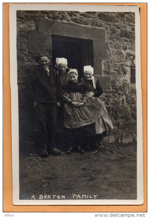 A Breton Family Old Real Photo Postcard - Europe