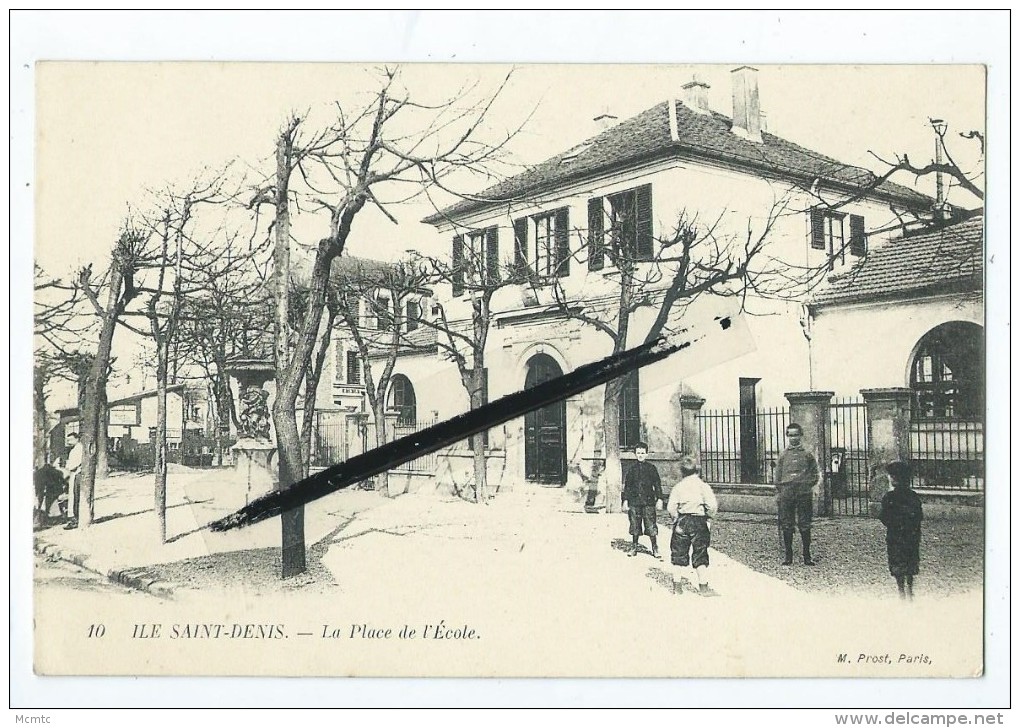 CPA - Ile St Saint Denis - La Place De L'Ecole - L'Ile Saint Denis