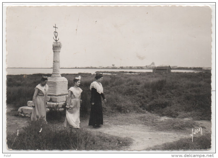 LES SAINTES MARIES DE LA MER - Arlésiennes  (Camargue)    (77211) - Saintes Maries De La Mer