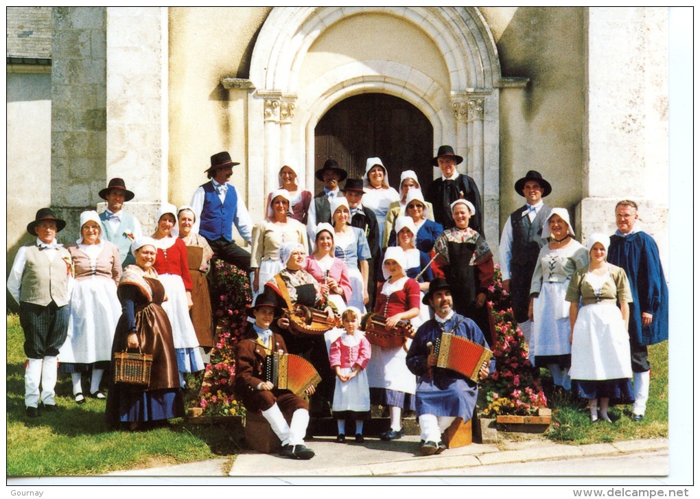 Les Aix D'Angillon : Le Troupiau De Saint Michel De Volangis Sur Le Porche De L'élise (folklore Tradition) - Les Aix-d'Angillon