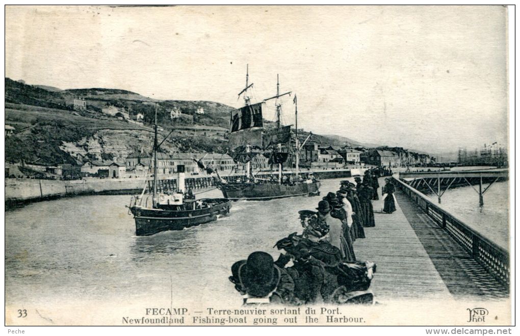 N°6063A -cpa Fécamp -remorqueur Tirant Un Terre Neuvier Sortant Du Port- - Remorqueurs