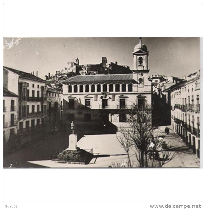 JNTP7766-LFTD2418.Tarjeta Postal De JAEN.Edificios.y Personas En La PLAZA QUIPO DE LLANOS.ALCALA LA REAL..Jaen. - Jaén