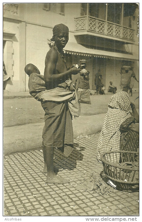 Afrique CP Photo  Belle Africaine Carte Non Située, Avec Son Enfant   Tradition Culture Ethnologie - Africa