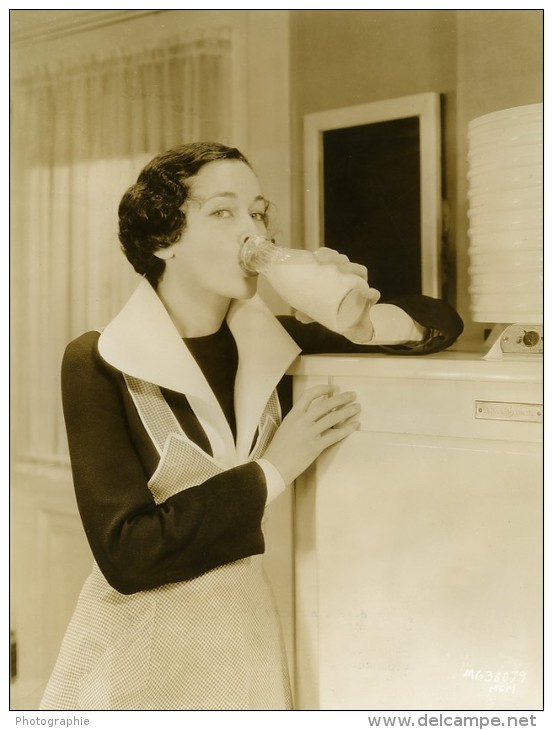 Maureen O'Sullivan Boit Du Lait Chaque Jour MGM Photo 1932 - Famous People