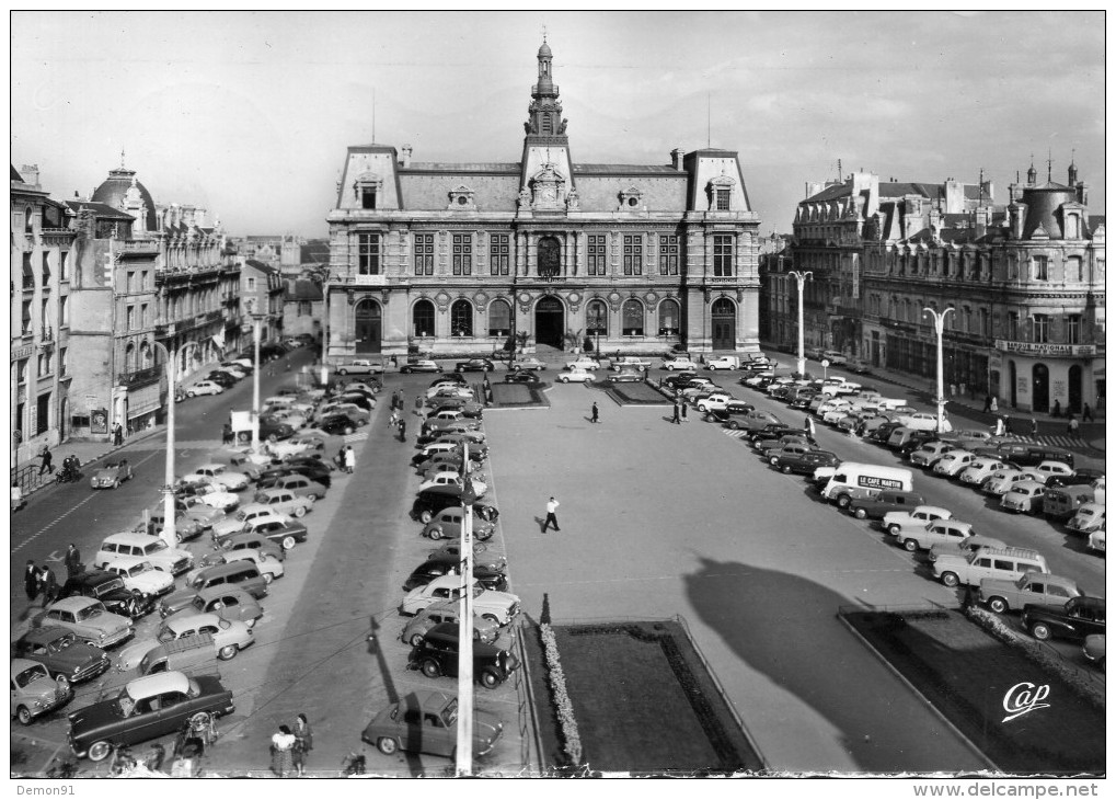 CPSM -1029 - POITIERS - Place Général Leclerc  - Édit° Cap - Bon État - N°1029  -16 - Circulée En 1967 - - Poitiers