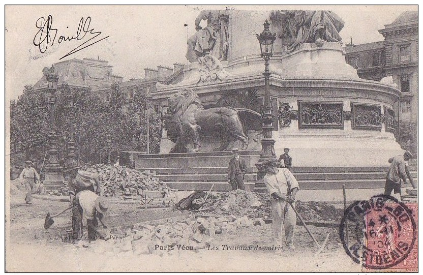 PARIS X° Place De La REPUBLIQUE  STATUE Le LION  Ouvriers Travaux On Enlève Les PAVES - Arrondissement: 10