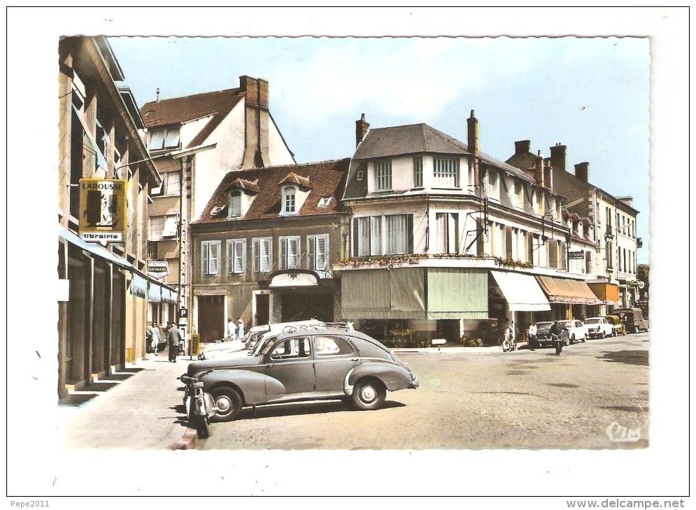 CPA 18 Saint Amand Montrond : Place Mutin : Magasin ( Librairie ) Fleuriste - Solex - Voitures Années 1960 ( Peugeot 203 - Saint-Amand-Montrond