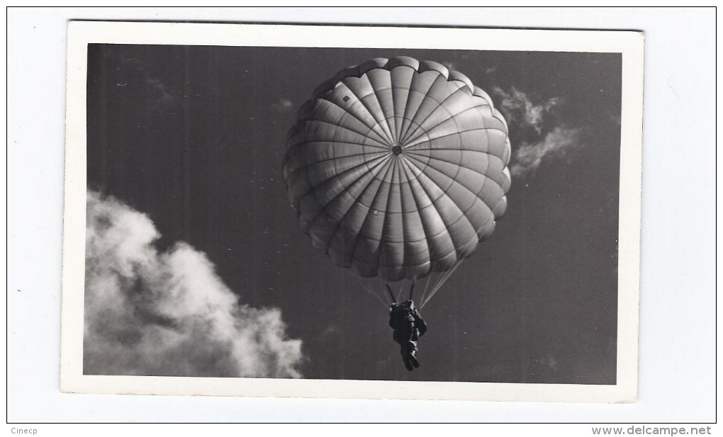 CPSM PHOTO PARACHUTISME - TB PLAN En Carte Postale Photographique D'un Saut En Parachute - MILITAIRE Gros Plan - Parachutisme