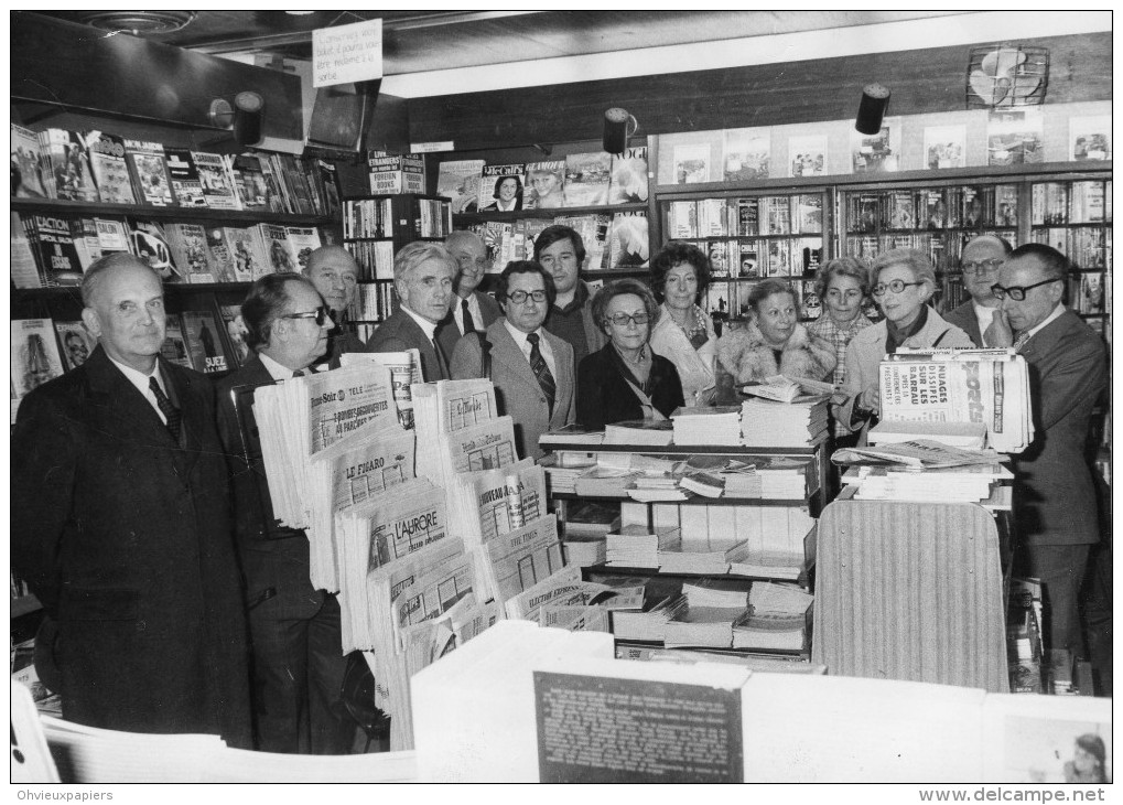 Photo De Presse - PRESSE -  Les Quotidiens à  PEKIN .  BAYLET . BUJON . LEMOINE   Etc - Célébrités