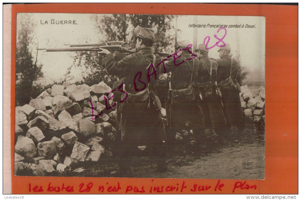 CPA PHOTOS  CARTE PHOTO MILITAIRE INFANTERIE FRANCAISE AU COMBAT A DOUAI  Mai 2015 Div  025 - Guerre 1914-18