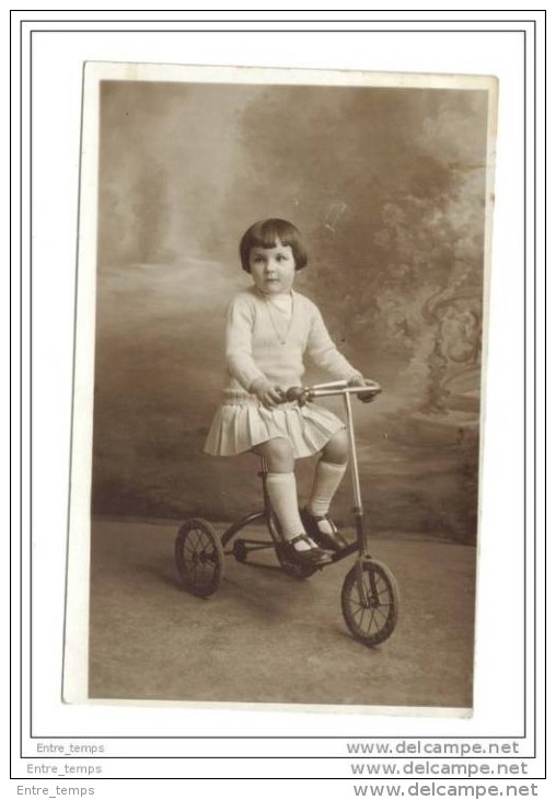 Carte Photo Fillette Et Jouet Ancien Tricycle - Portraits