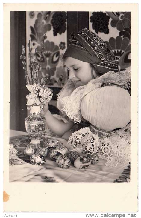 Hübsches Mädchen In Slowakischer Tracht, Ostereier, Alte Fotokarte Um 1935 - Slowakei