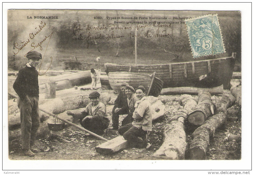 CALVADOS / TYPES ET SCÈNES DE PORTS NORMANDS / PÊCHEURS DE PORT-en-BESSIN PREPARANT LA POIX POUR CALFATER LES BARQUES - Port-en-Bessin-Huppain